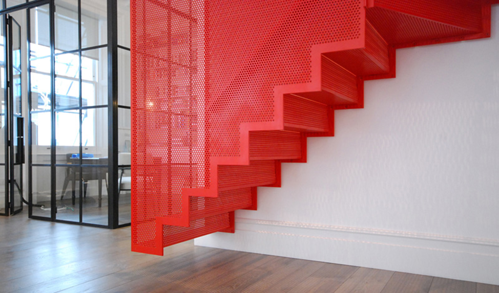 Красная лестница. Ограждения лестниц из перфорированного металла. Лестница из перфорированного металла. Красные перила для лестницы. Красные ступеньки